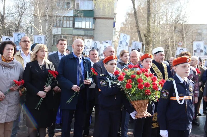 26 апреля 14 дней. Возложение цветов к памятнику. Цветы ветеранам. В память о погибших в Чернобыле. Возложение цветов в память о Чернобыле.