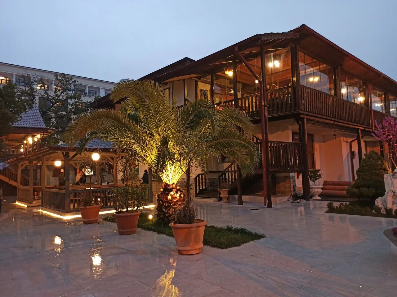 абхазия сухум рестораны. сухум сухум кафе. ресторан маэстро сухум. брехаловка абхазия сухум набережная махаджиров. ресторан нартаа сухум.