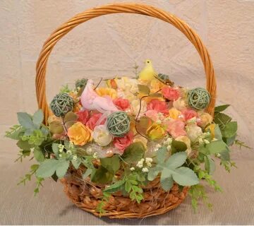 Корзины с искусственными цветами