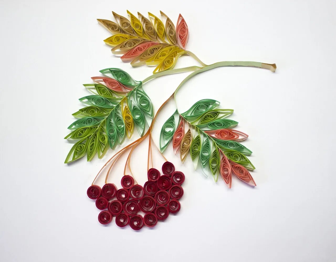 Сделать листья рябины. Вязаные осенние листья. Рябина из бисера. Поделка из рябиновых листьев на бумаге. Аппликация из листьев рябины.