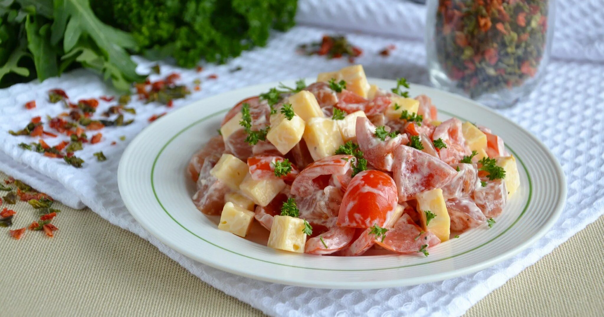 Салат с копченой курицей и помидорами и сыром. Салат с копчёной грудкой и помидорами с сыром. Салат с копченой курицей и помидорами. Салат с копченой курочкой.