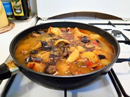 Баклажаны с мясом на сковороде с картошкой