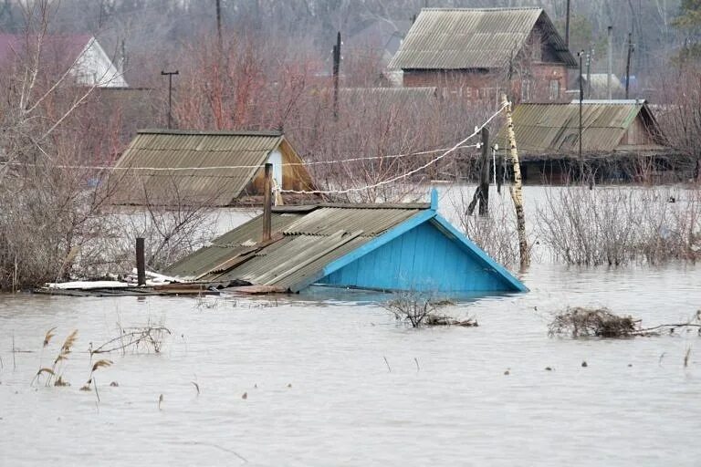 Подтопление уральска сегодня казахстан. Паводок дачи. Паводки Ребровка. Весеннее подтопление в городе. Наводнение заколоченный дом.