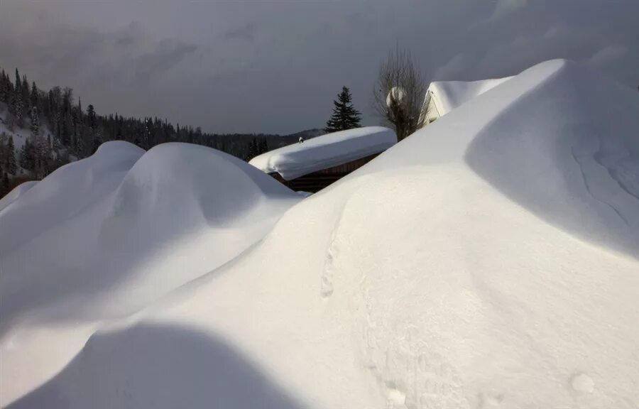 Сугробы. Огромные сугробы. Намело сугробы. Сугробы высятся. Сугробы бывают