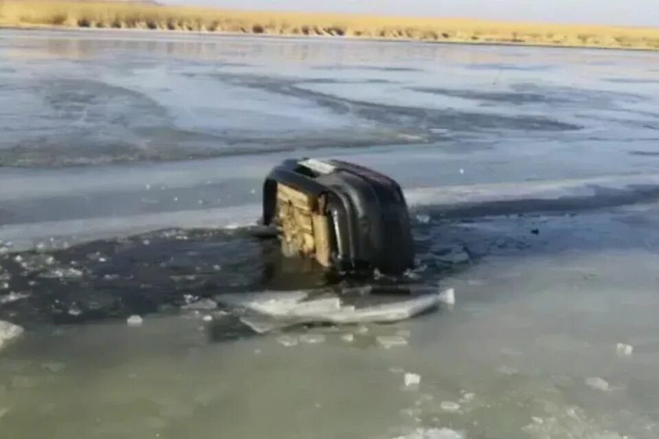 В Приморье машина провалилась под лед. Утонувшая машина на Тавричанке. Машина утонула в реке. Автомобиль провалалился под лёд.