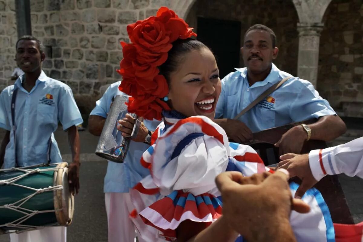 Меренге танец. Доминиканская Республика меренге. Танец меренге в Доминикане. Ритмы меренге. Доминикана фестиваль меренге.