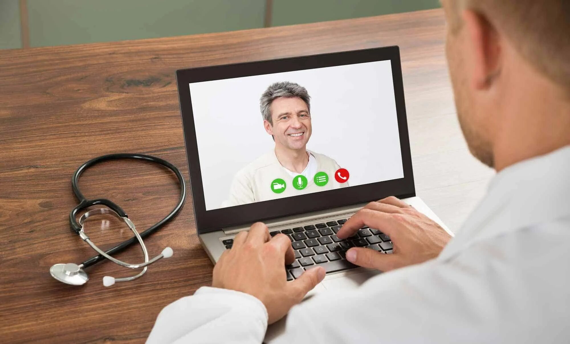 Дистанционная консультация врача. Консультация врача. Медик с компьютером. Телемедицина в психологии. Врач по скайпу.