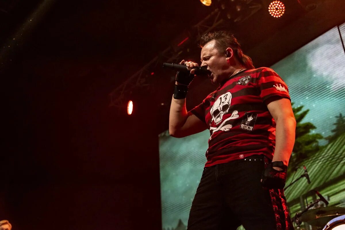 Брат княzz. Руки к небу княzz. Княzz 1970. Андрей князев с серьгой. Андрей князев обои.