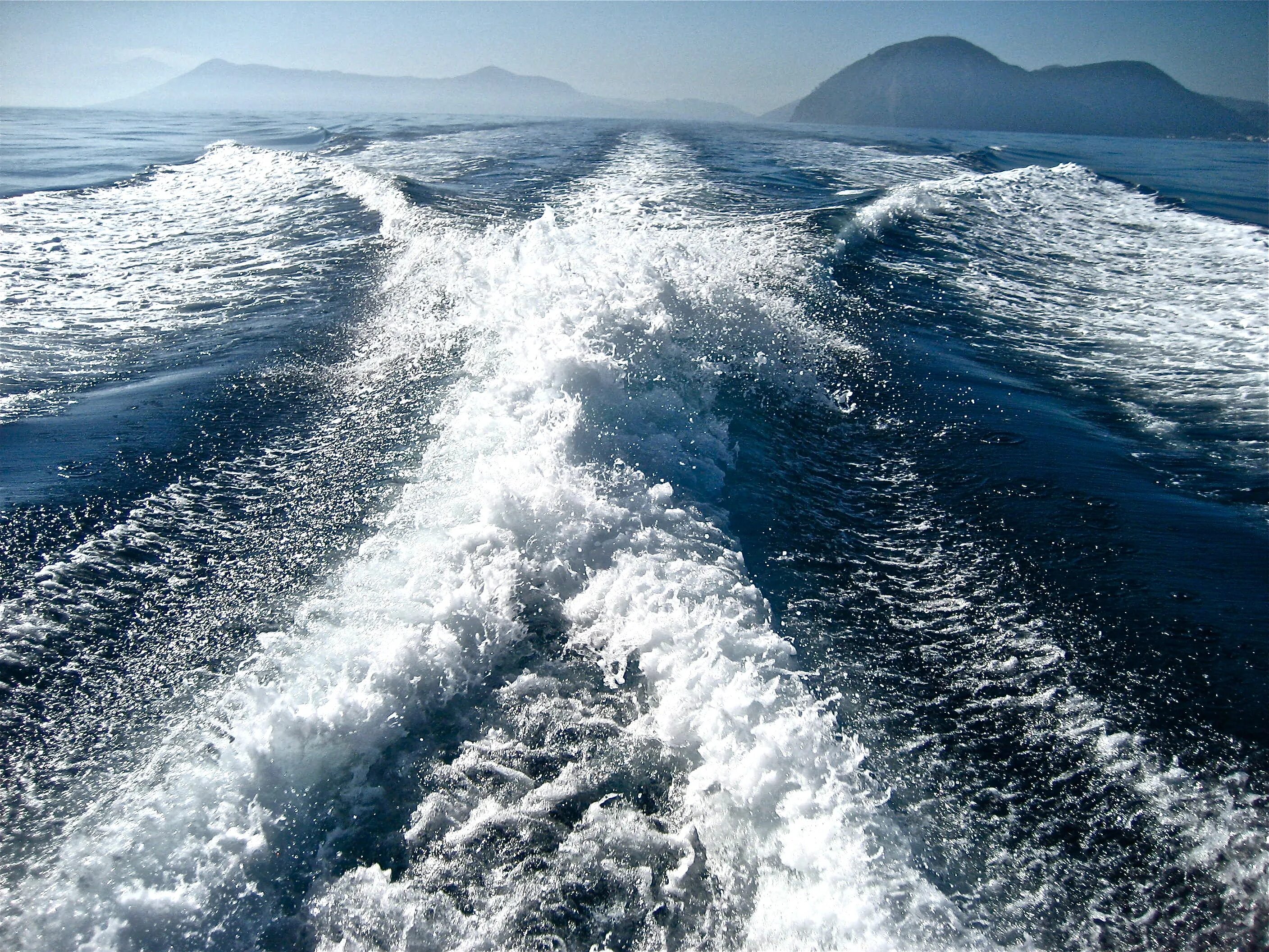 Айс скорость. Волны на воде от лодки. Вал это в море. Скорость воды. Лед и ветер.