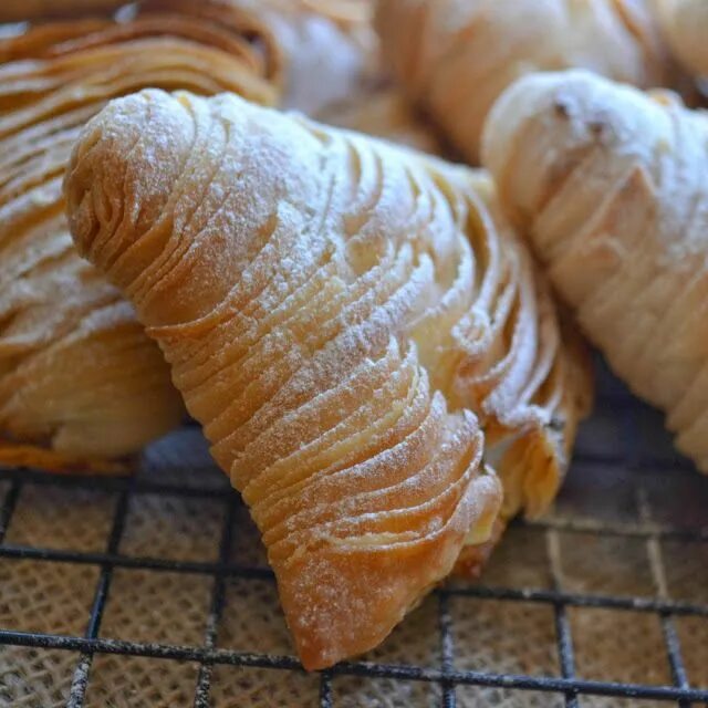Сфольятелла. Sfogliatelle. сфольятелла итальянское. неаполитанская сфольятелла. итальянская выпечка сфольятелле.