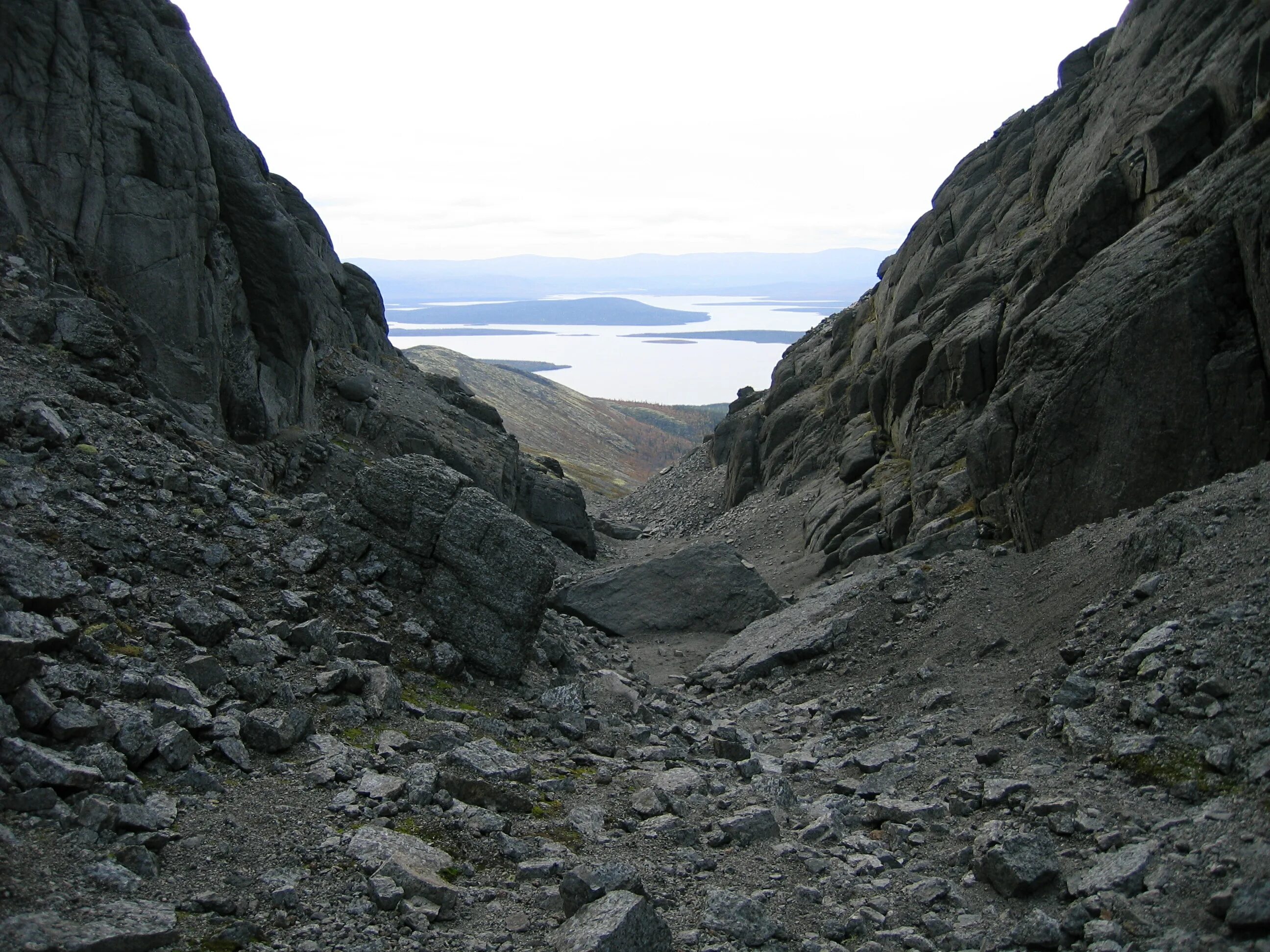 узкое ущелье 6 букв