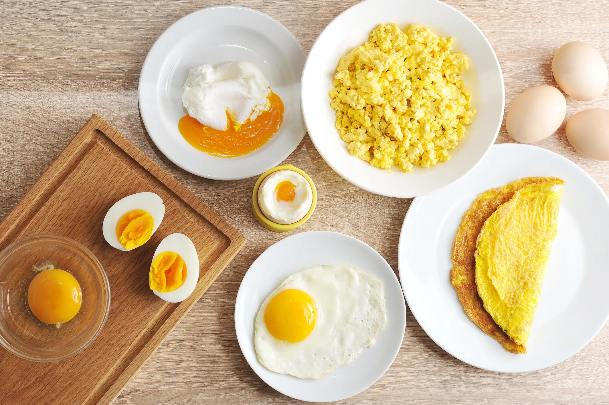 Омлет 4 яйца сколько. Завтрак с яйцом. Завтрак из яичницы. Завтрак с вареными яйцами. Яичница глазунья.