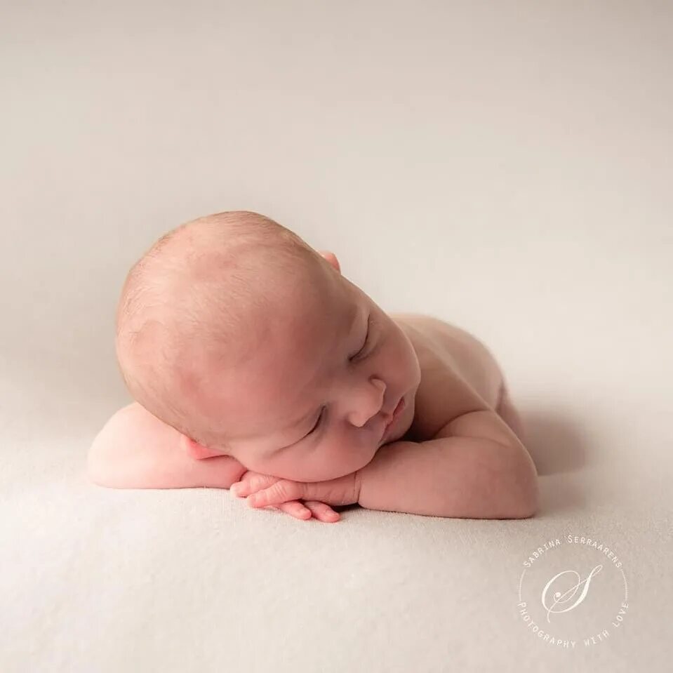 1%. Ли день бэби. Малыш лежит на спине в памперсе. Новорожденный ребенок в памперсе. Лидент бэби гель стоматологический 0.