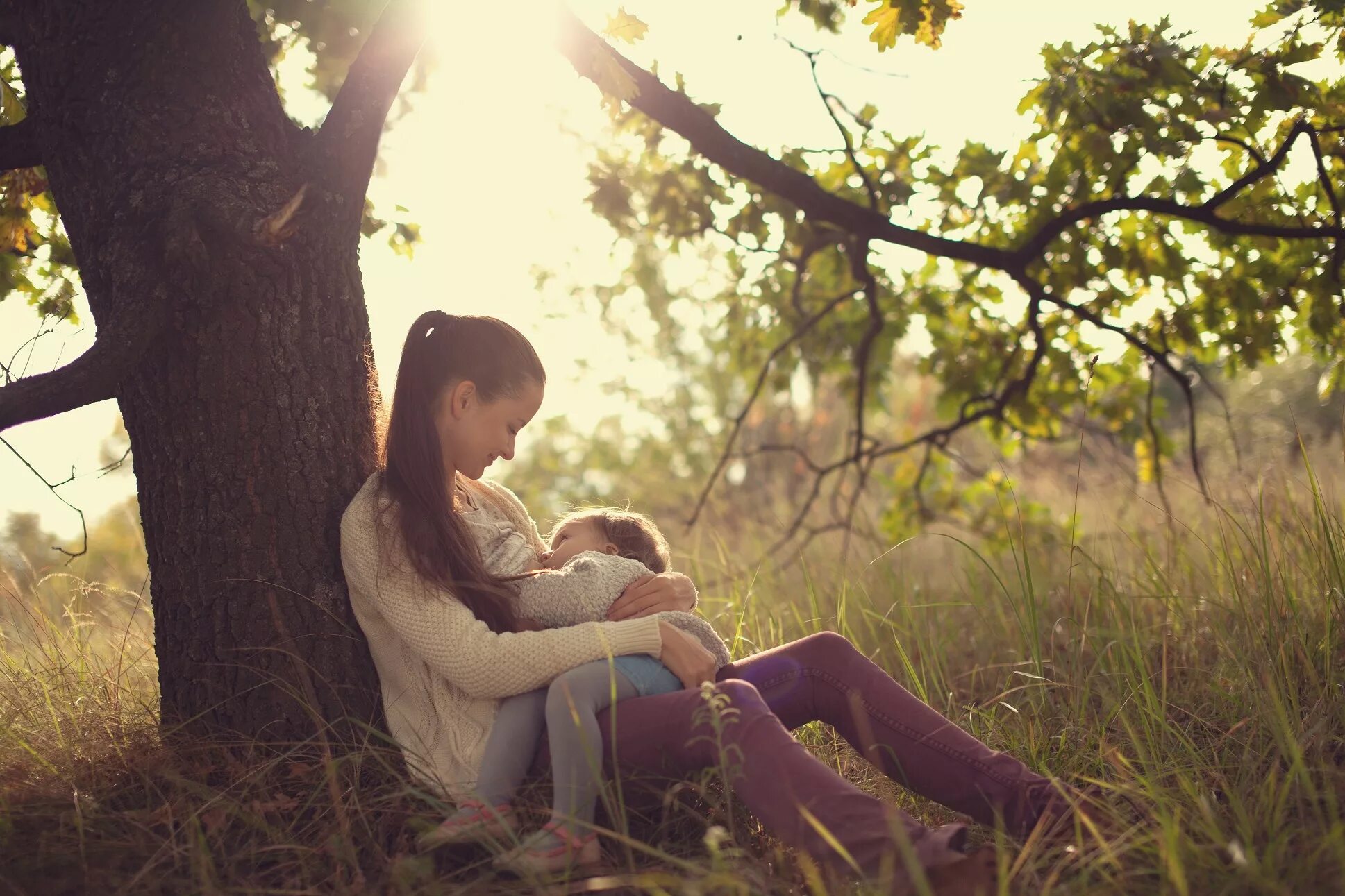 Young mother like. Мама и малыш на природе. Грудное вскармливание в парке фотосессия. Мама с ребёнком на руках на природе. Кормление грудью на природе.