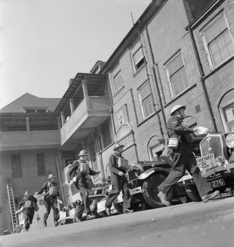 London 1942. Посещение Советской делегацией Лондона 1942 фото. 1950s DDR Civil Defense Helmet.
