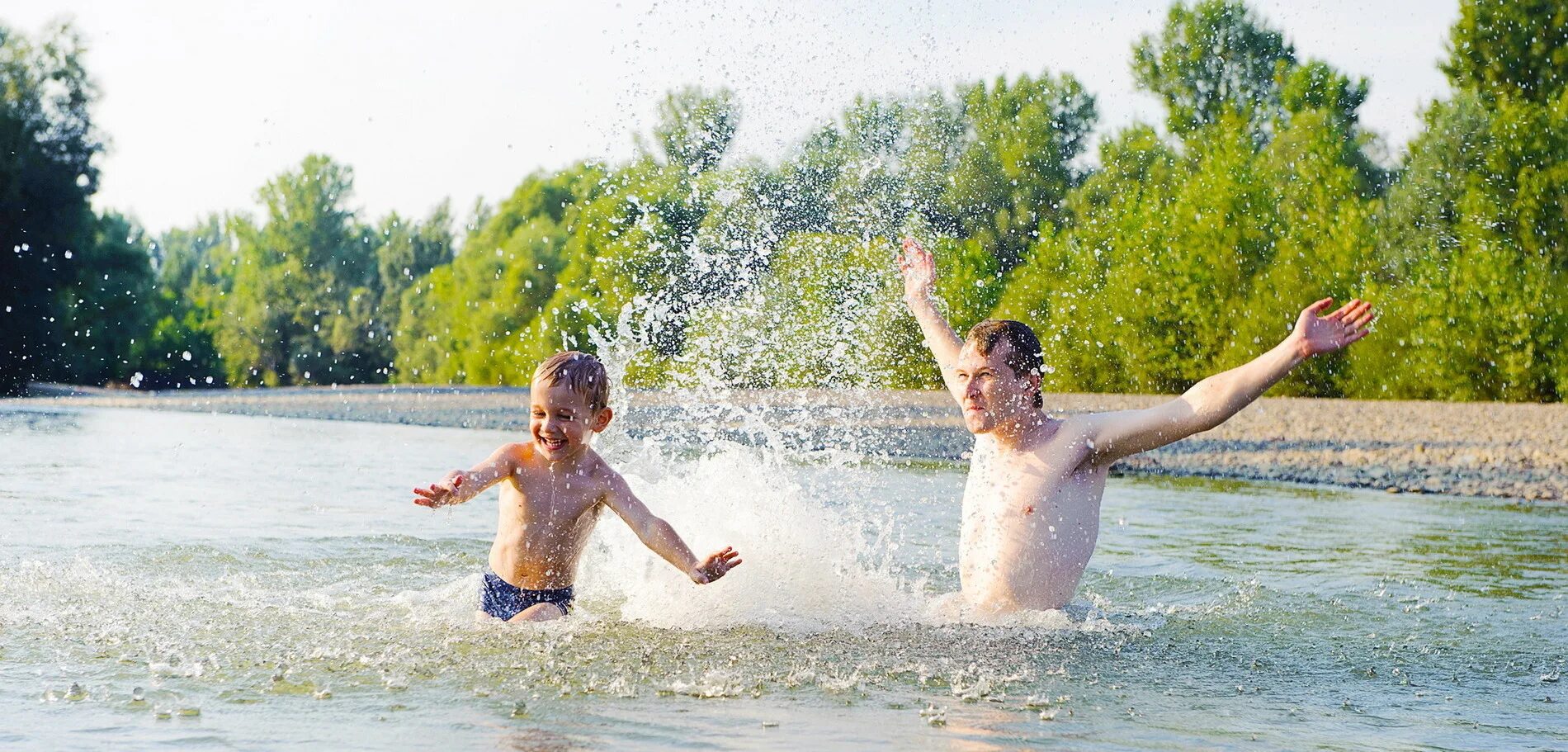 Слушать купался в. Купаться в реке. Купаемся на речке. Купание летом. Дети купаются в реке.