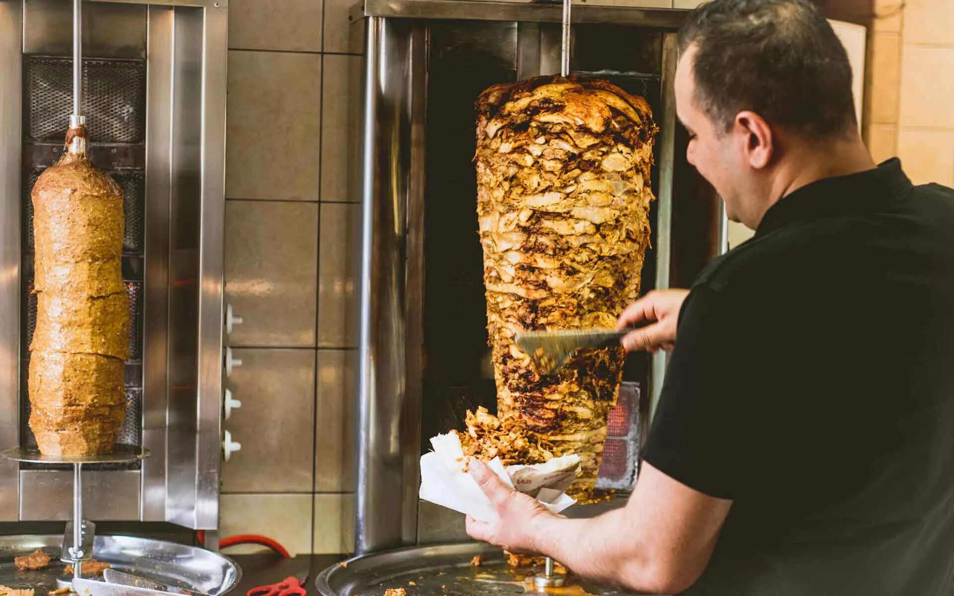 Ларек шаурмы внутри. Шаурма и точка. Шаурма в тандыре. Стойка для шаурмы. Оборудование для шаурмичной.