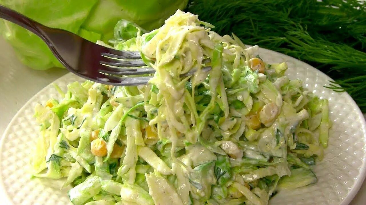 Салат с редиской и огурцом. Вкусные салаты со свежим огурцом. Огуречный салат. Салат из огурца. Салат капуста огурец зелень.