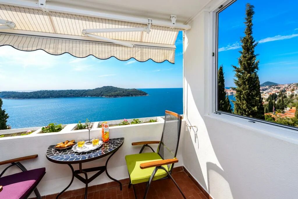 Балкончик с видом на море. Вид с балкона отеля на море. Вид на море с балкона. Отели с видом на море у моря в геленджике. Лоджия с видом на море.