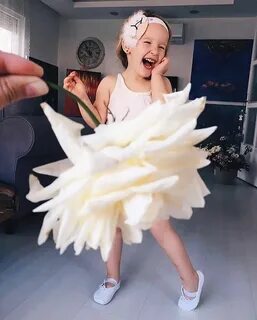 Мама одевает дочь