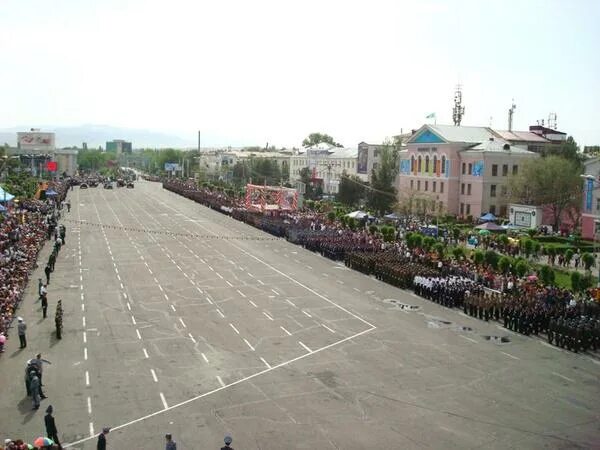 Тараз 4. Площадь Джамбула Тараз. Тараз розы площадь Джамбула. Тараз старый город. Тараз Казахстан фото.