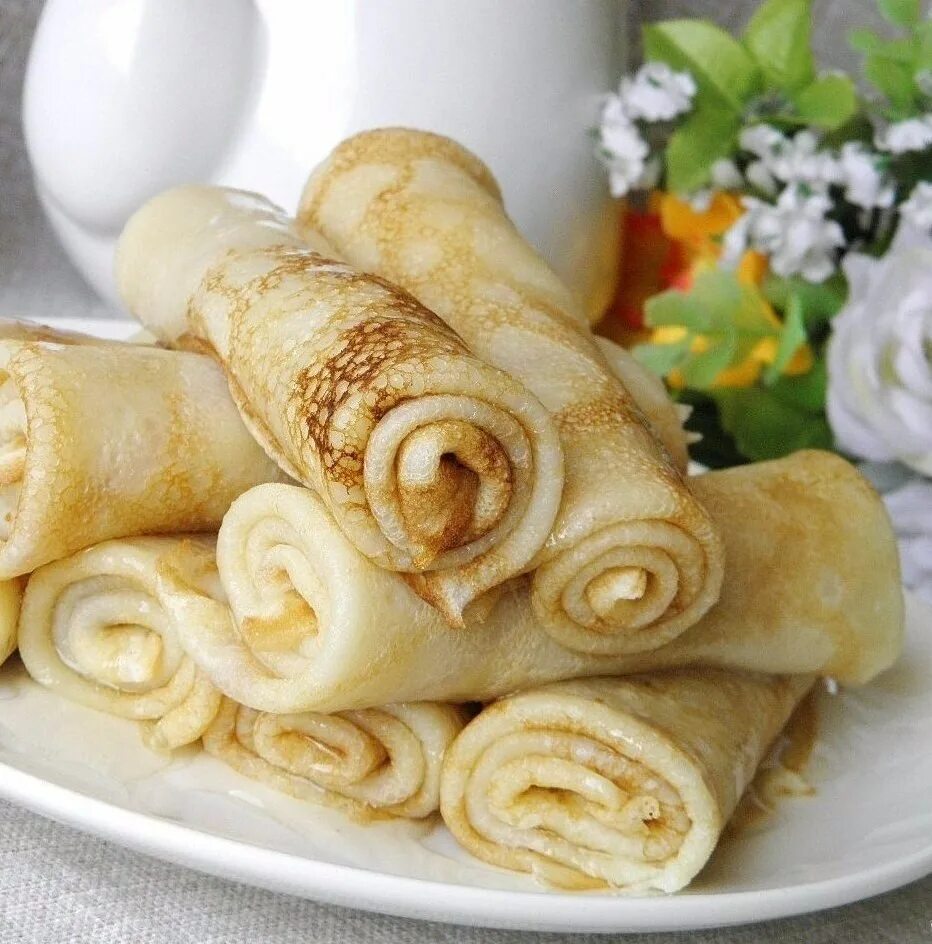 Тонкие блинчики на кефире. Как приготовить тонкие вкусные. Блины на кислом молоке с дырочками. Тонкие блинчики на молоке. Вкусные блинчики.