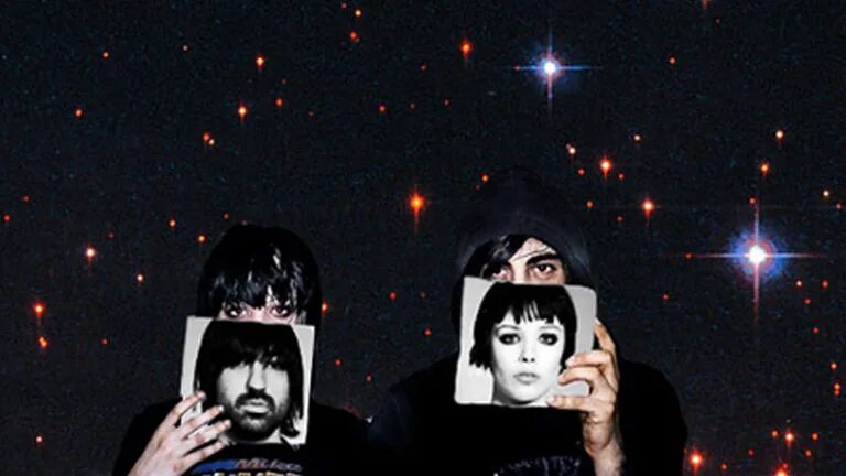 Crystal castles midi. Группа crystal castles. Crystal castles midi. Ethan kath gear. Crystal castles 2022.