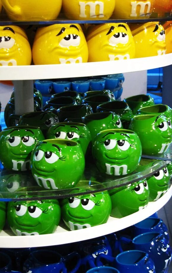 M and m beauty. M m's персонажи. Шоколад эмемдемс. M and m beauty. Драже m&m’s на белом фоне.