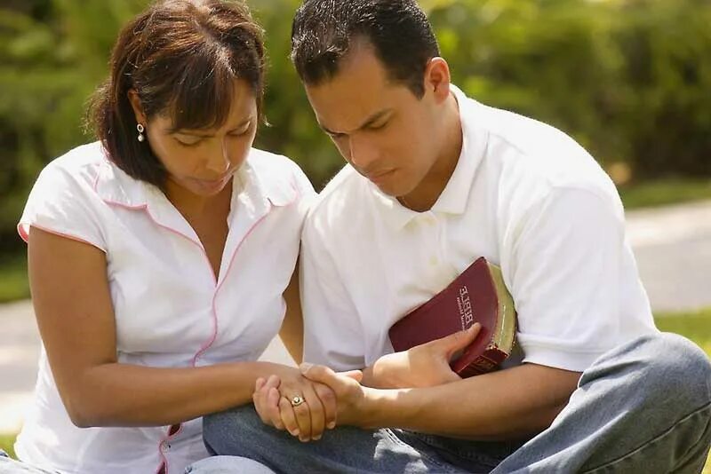 Человек молится. Христианские дети молятся. Люди молятся вместе. Мужчина и женщина молятся. Семья молиться богу.