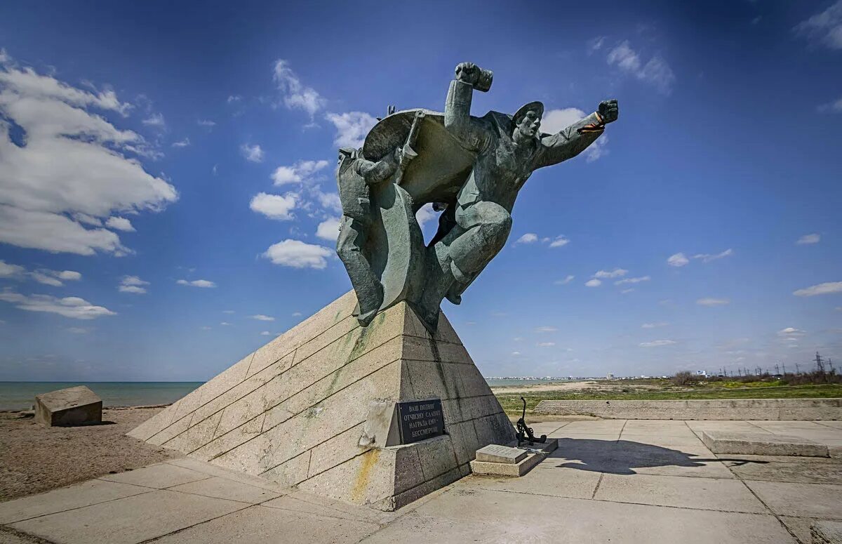 Евпатория город герой. Памятник евпаторийскому десанту евпатория. Памятник евпаторийскому десанту. Евпатория город герой. Евпатория город герой.