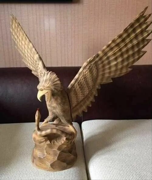 Фигурка орла из дерева. Деревянный Орел статуэтка. Орел из дерева. Фигурки Орлов из дерева.