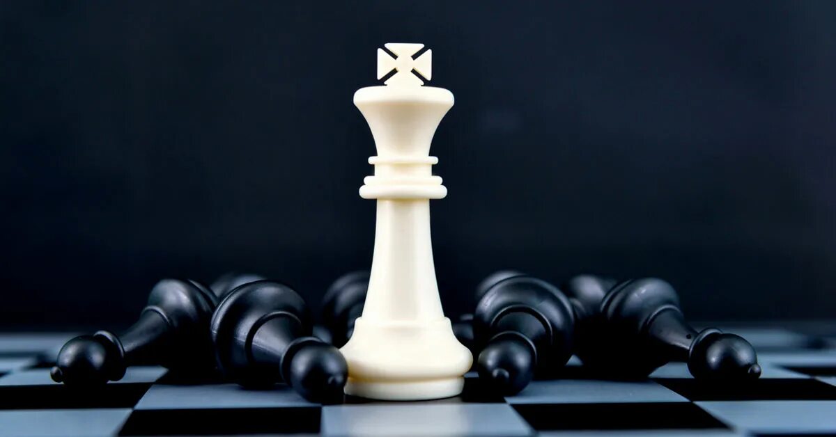 ферзь и король. шахматы черный король белый ферзь. король и ферзь в шахматах. шахматный король 4 буквы. вертикальные обои стеклянные шахматы на телефон.