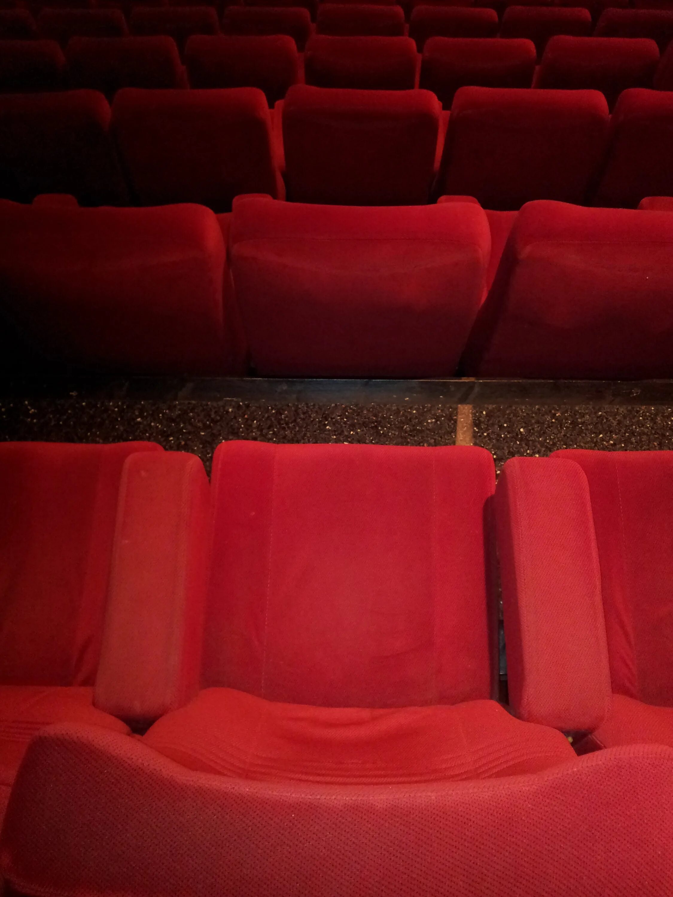 Кресла в кинотеатре. Кинотеатр. Красные кресла в театре. Кресло для кинозала. Сиденья в кинотеатре