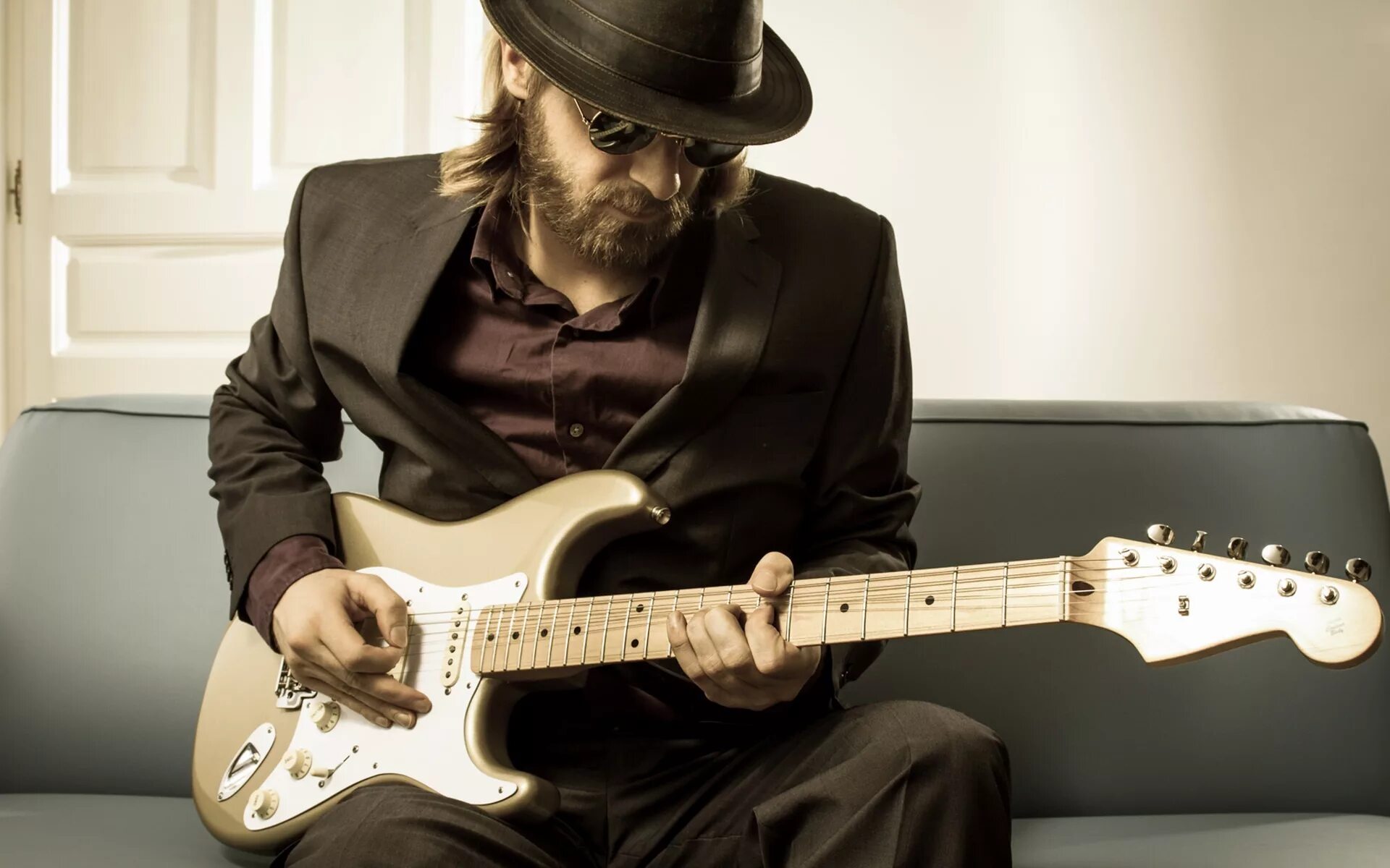 Старик с гитарой. Музыкант с виолончелью. Андрей вранской. Музыка обычный человек. Музыка обычный человек.