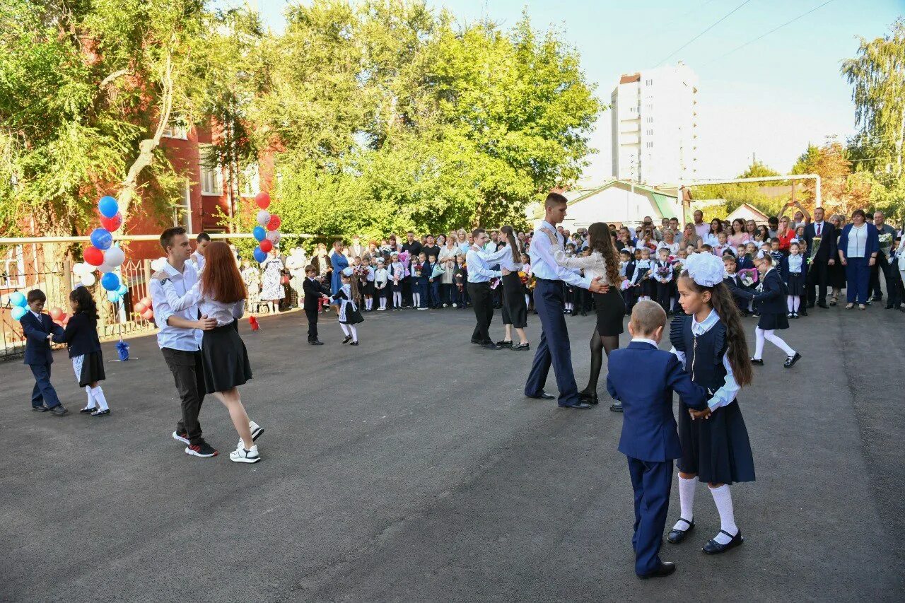 Старшеклассники на линейке. Педагоги 64 школы Саратов. 51 Школа Саратов линейка. 66 Школа Саратов. Школы саратова 2023