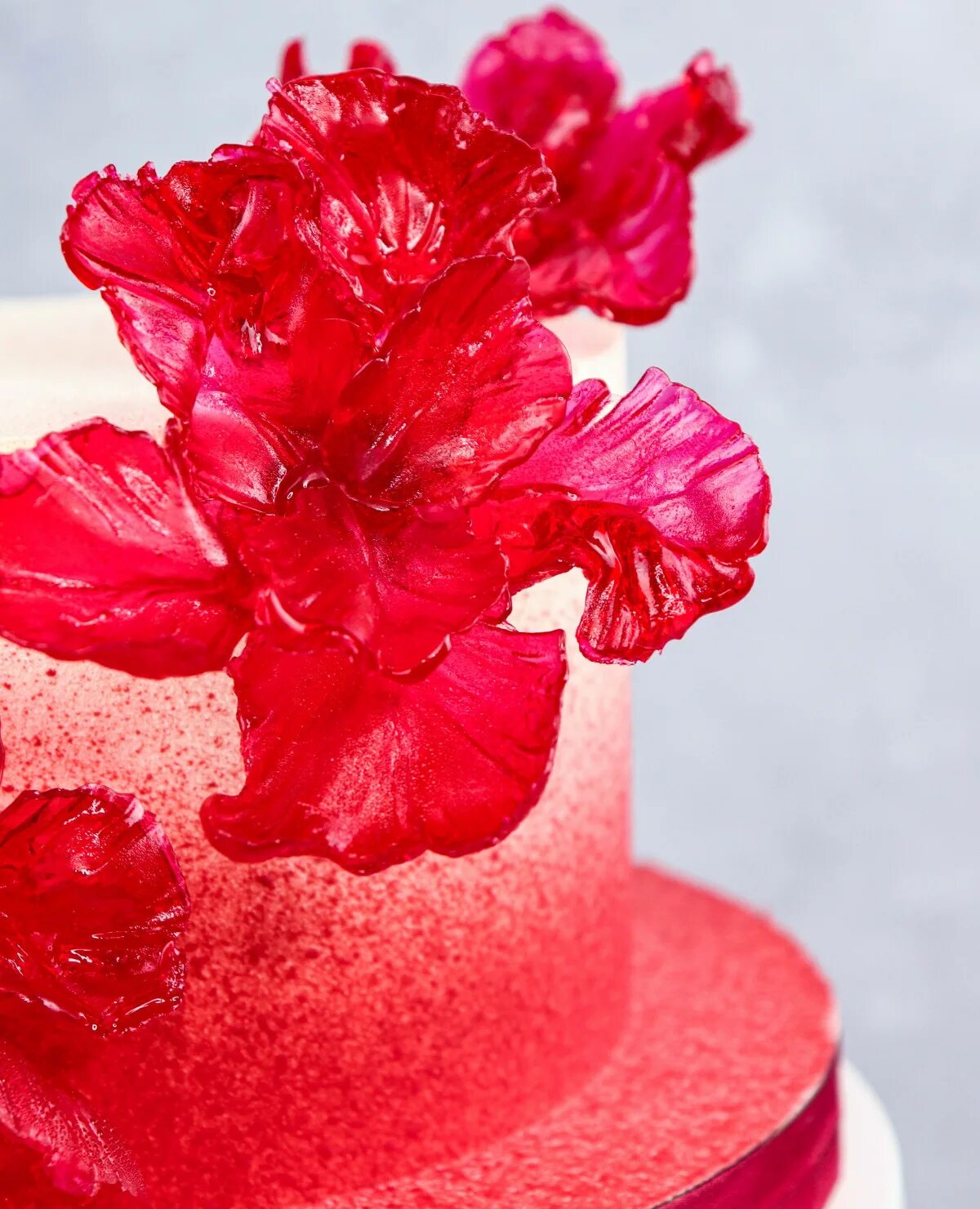 Торт с карамельной вазой. Как сделать вазу из изомальта. Торт с вазой из карамели. Декор торта рисовыми парусами. Украшение торта изомальтом.