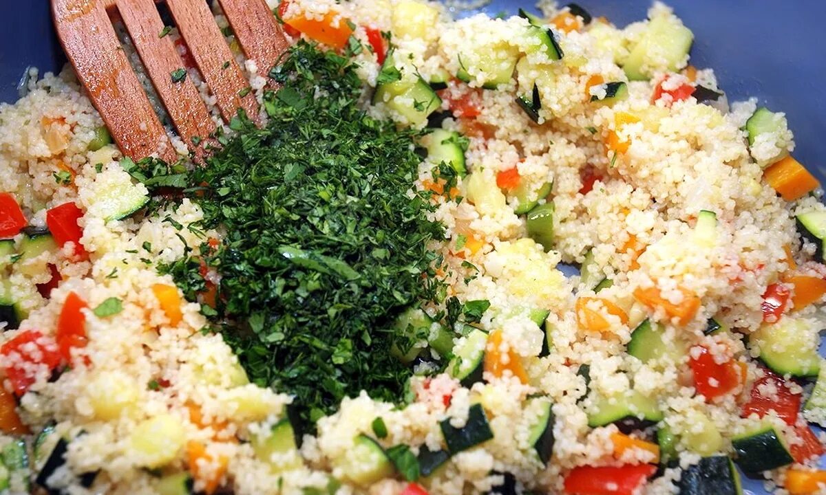 Как готовить кус кус рецепты. Кускус гарнир. кус кус с кинзой. кускус с овощами. ливанский кускус.