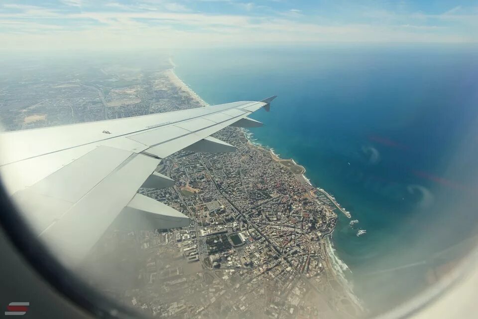 Самолет рейсом москва тель авив. Аэропорт Бен Гурион вид с иллюминатора. Тель Авив с самолета.
