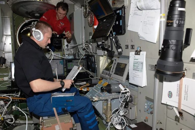 мкс 27. самокутяев борисенко гаран. пролета международной космической станции. мкс 27. космонавт с планшетом.