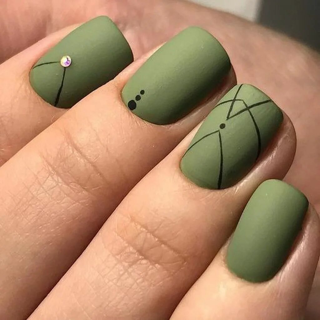 Дизайн ногтей хаки. Маникюр зеленый. Маникюр в зеленых тонах. Зеленые матовые ногти. Маникю в зелёных тонах.