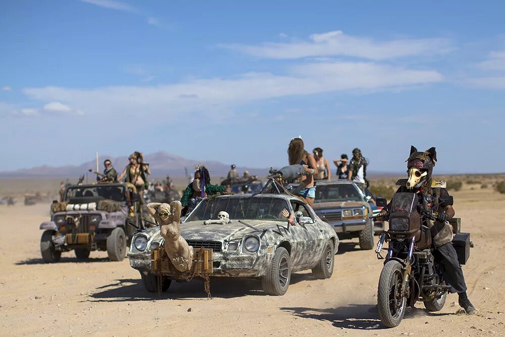 Безумный макс новый. Mad Max. Wasteland фестиваль Калифорния. «Безумный Макс 2: воин дороги» багги. Фестиваль Бёрнинг Мэн Мэд Макс.