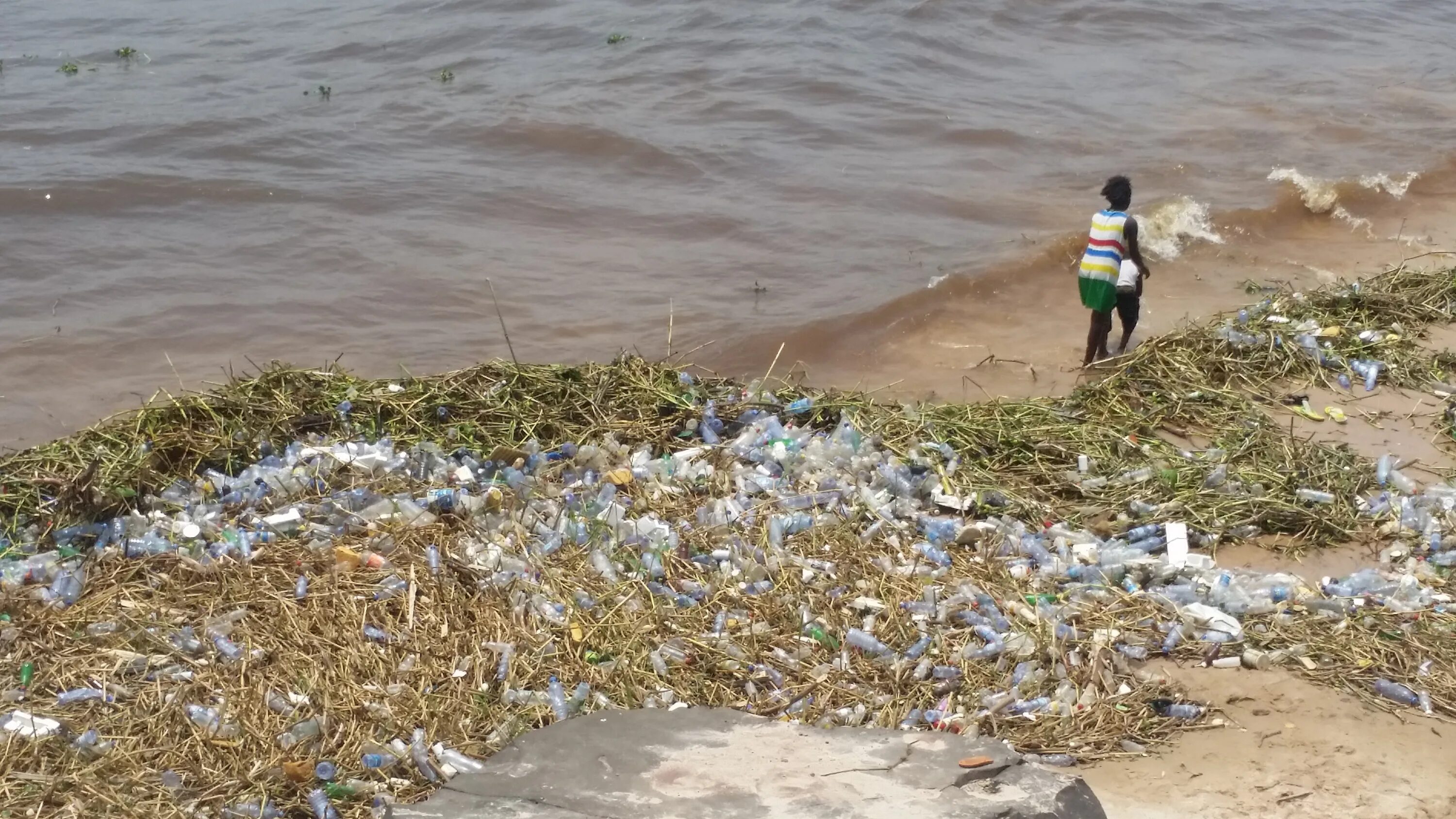 Река Конго загрязнение. Конго река экология. Экологическое состояние реки. Загрязнение рек в Африке.