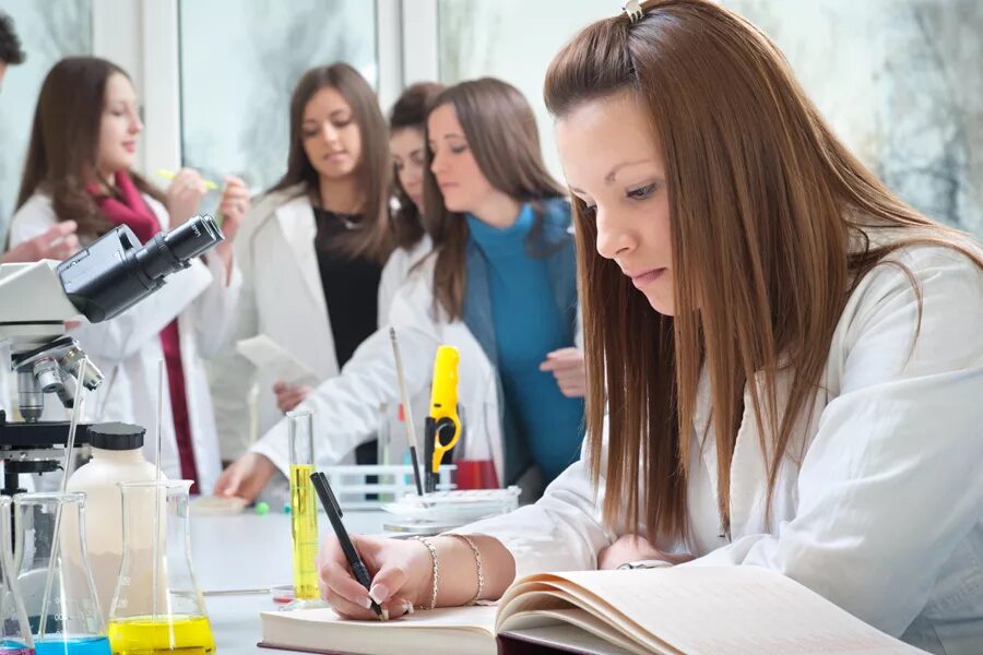 студенты химики. студенты химики в лаборатории. студенты в химической лаборатории. студенты химики. крутой химик.