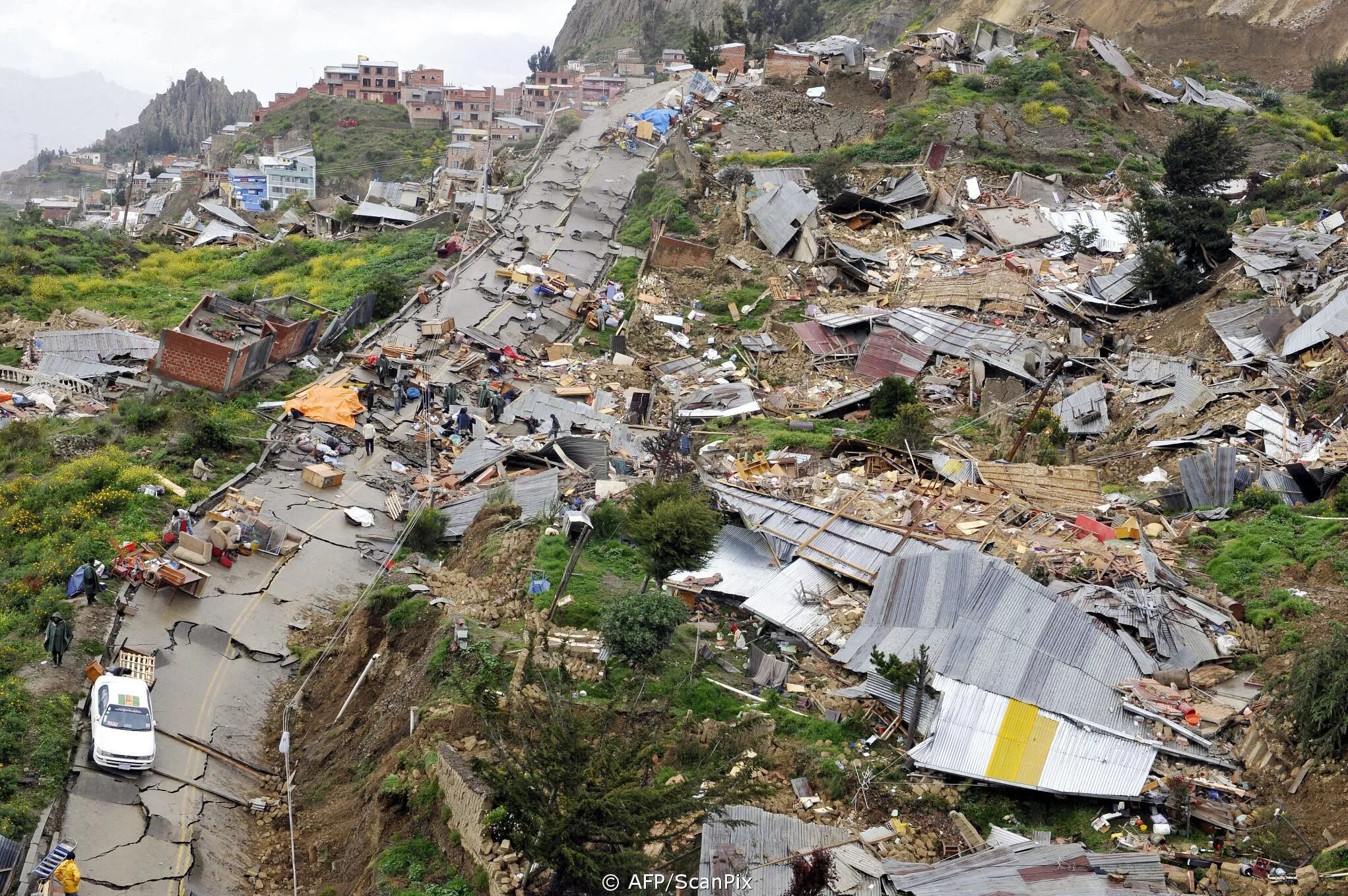 Почему землетрясение считают грозным явлением природы. Стихийные бедствия оползни. Оползень Венесуэла 1999. Оползень, ла-пас, Боливия, 2011.