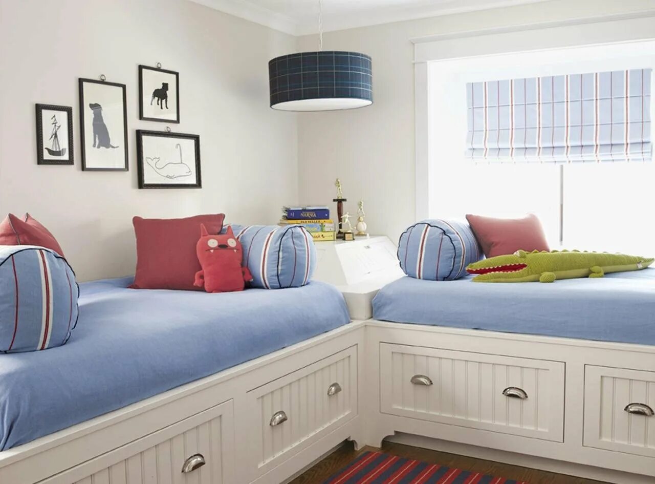 В комнате было две кровати. Интерьер комнаты. Спальня с 2 кроватями. Спальня для двоих. Обустройство детской комнаты для двоих.