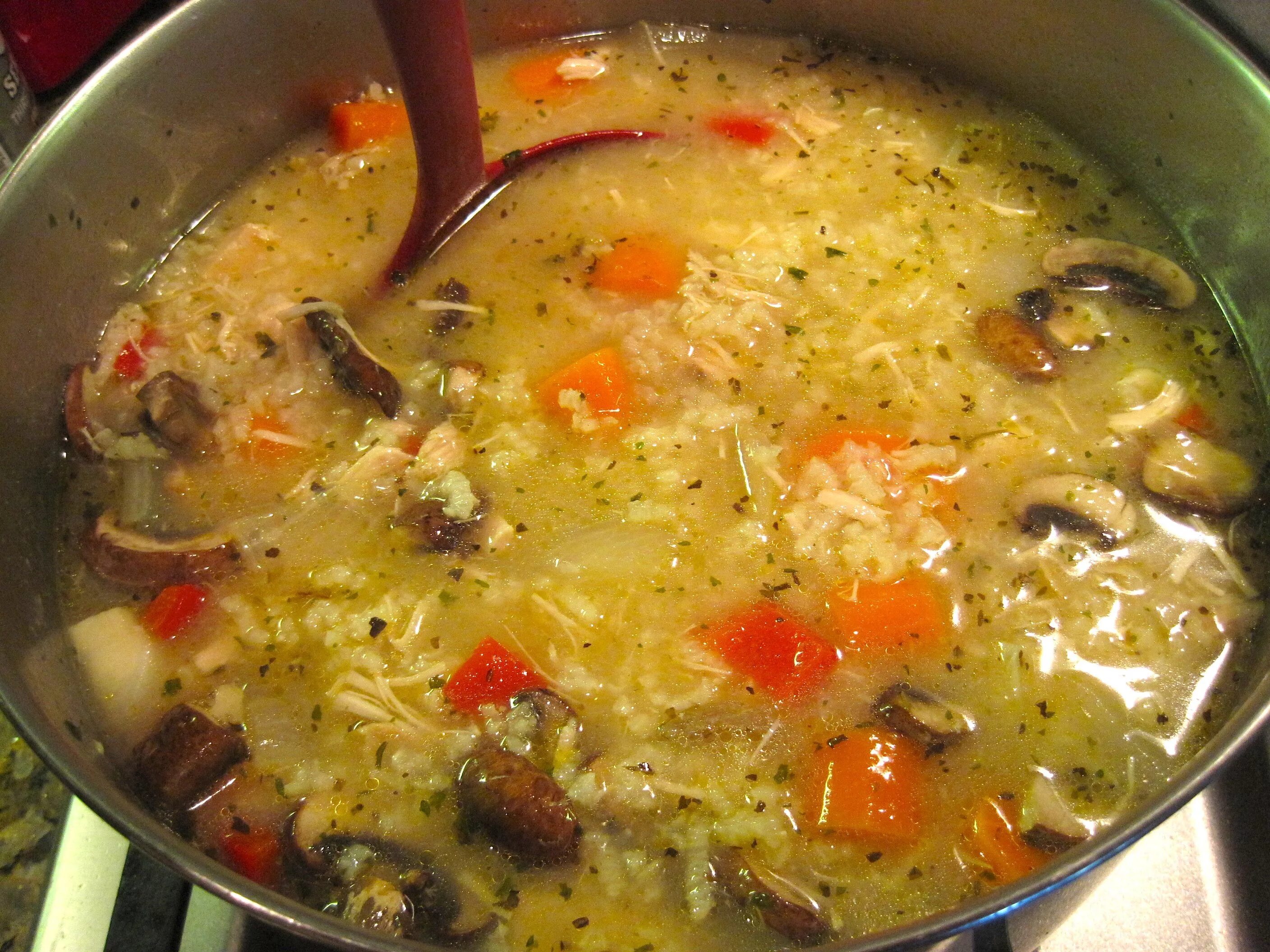 Суп курица с картошкой в кастрюле. Суп-харчо из курицы с рисом. харчо из курицы с рисом. суп харчо с курицей и рисом. куриный супчик харчо.