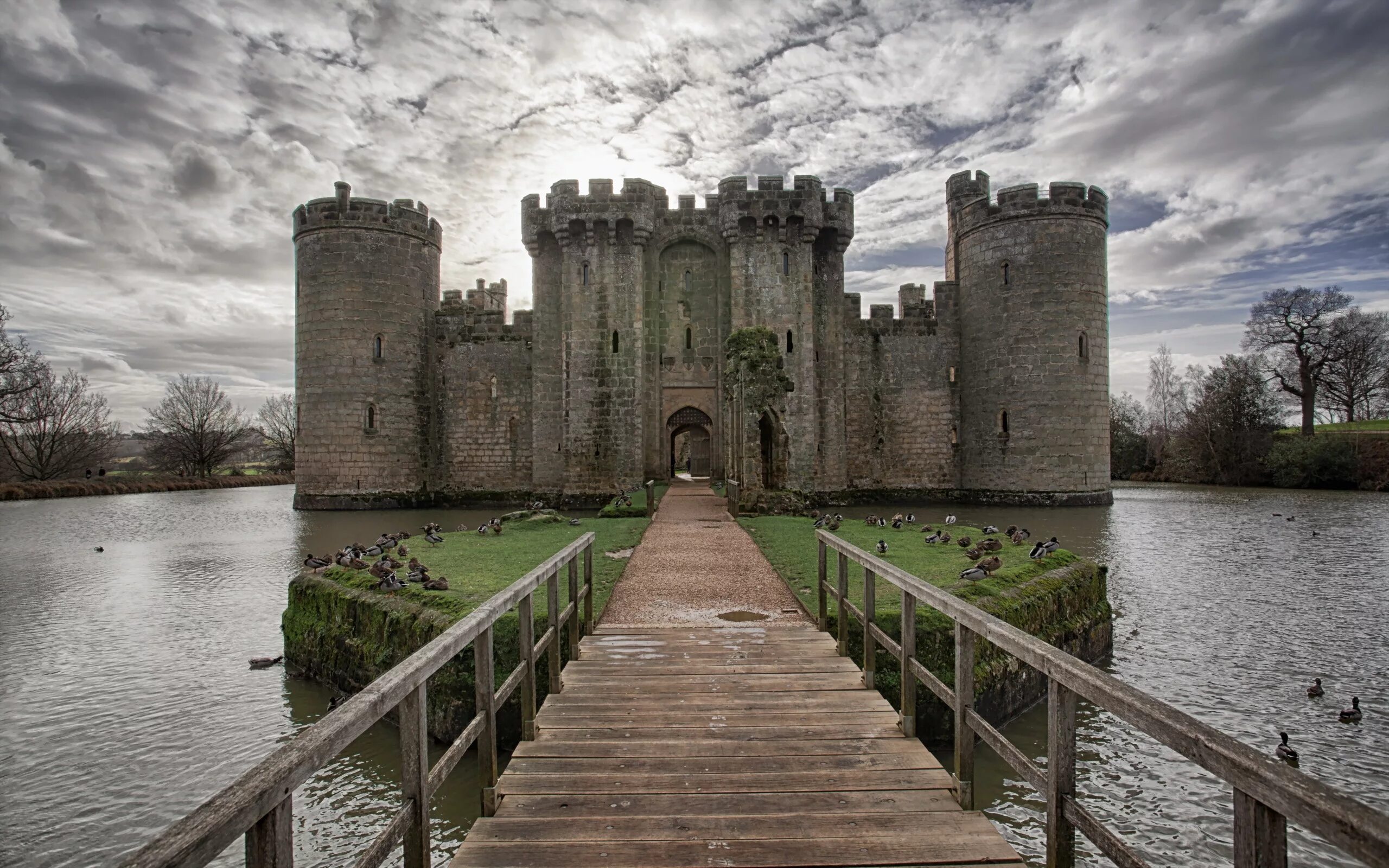 Castle pictures. Замок Бодиам Англия. Замок Бург Англия. Замок Анжони Франция. Замок Фолган Англия.