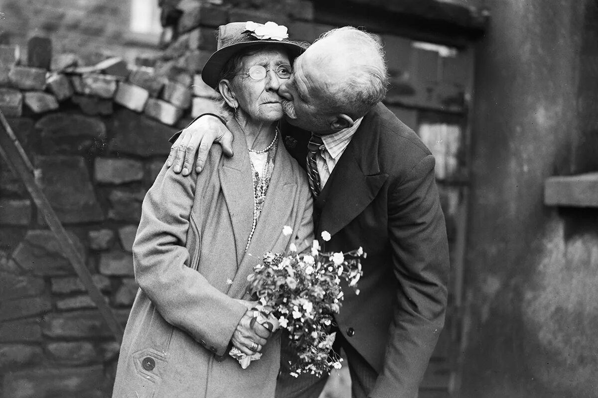 Валентина ясень недялкова. Старость. Старая пара и девушка. Пожилые люди. Ирина недялкова старость.