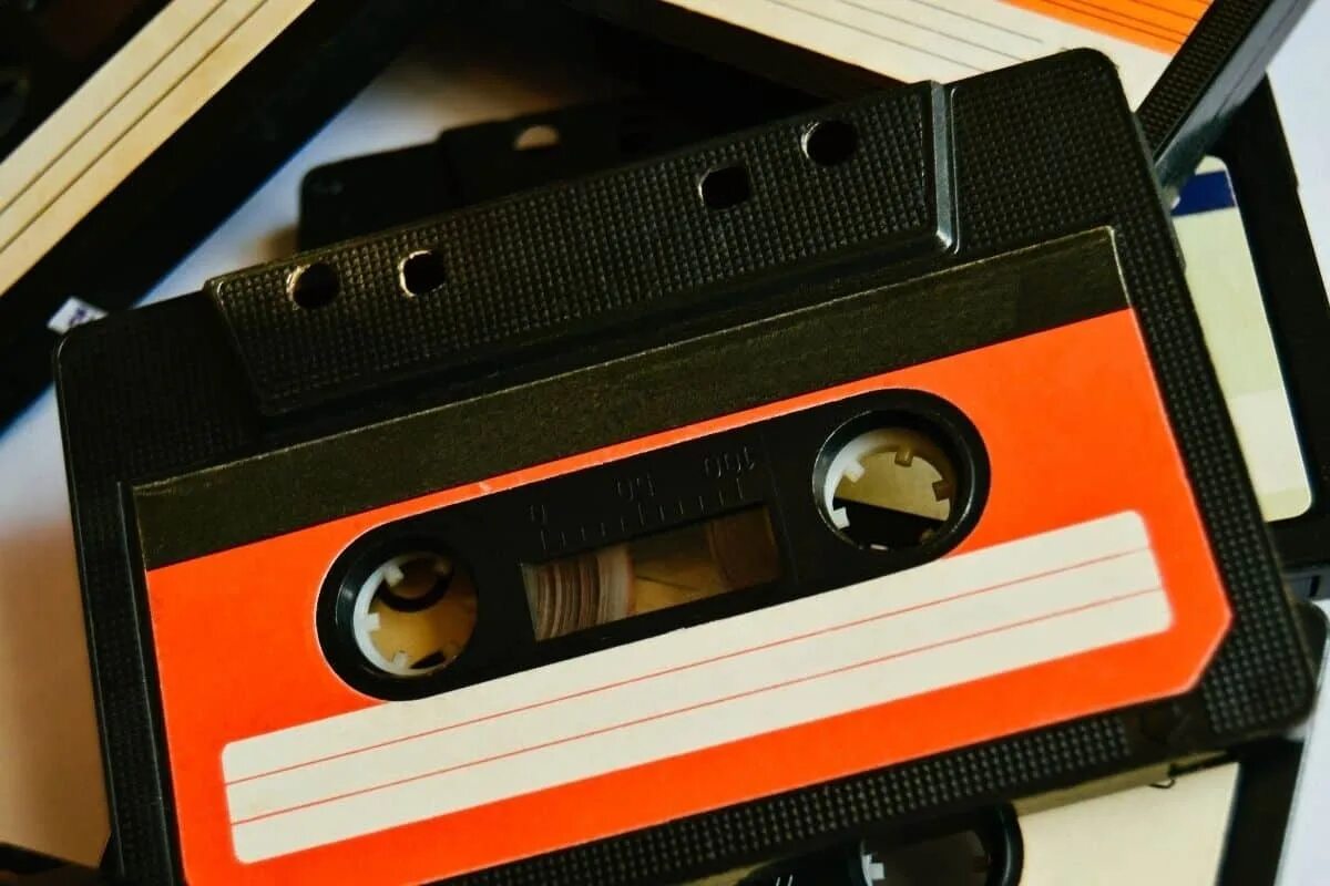 Кассета 80. Кассета 80 цветная. 80s кассета. Кассеты 80-х годов с желтыми роликами. Аудиокассеты восьмидесят 1 82 80.