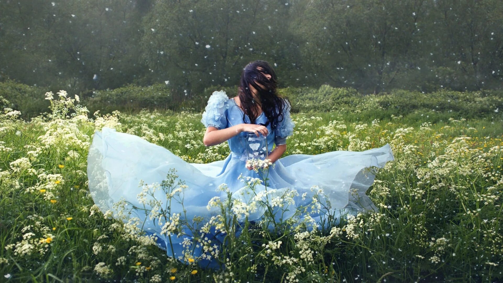 Девушка на Поляне с цветами. Девушка в голубом платье. Девушка в платье на лугу. Девушка на цветочной Поляне.